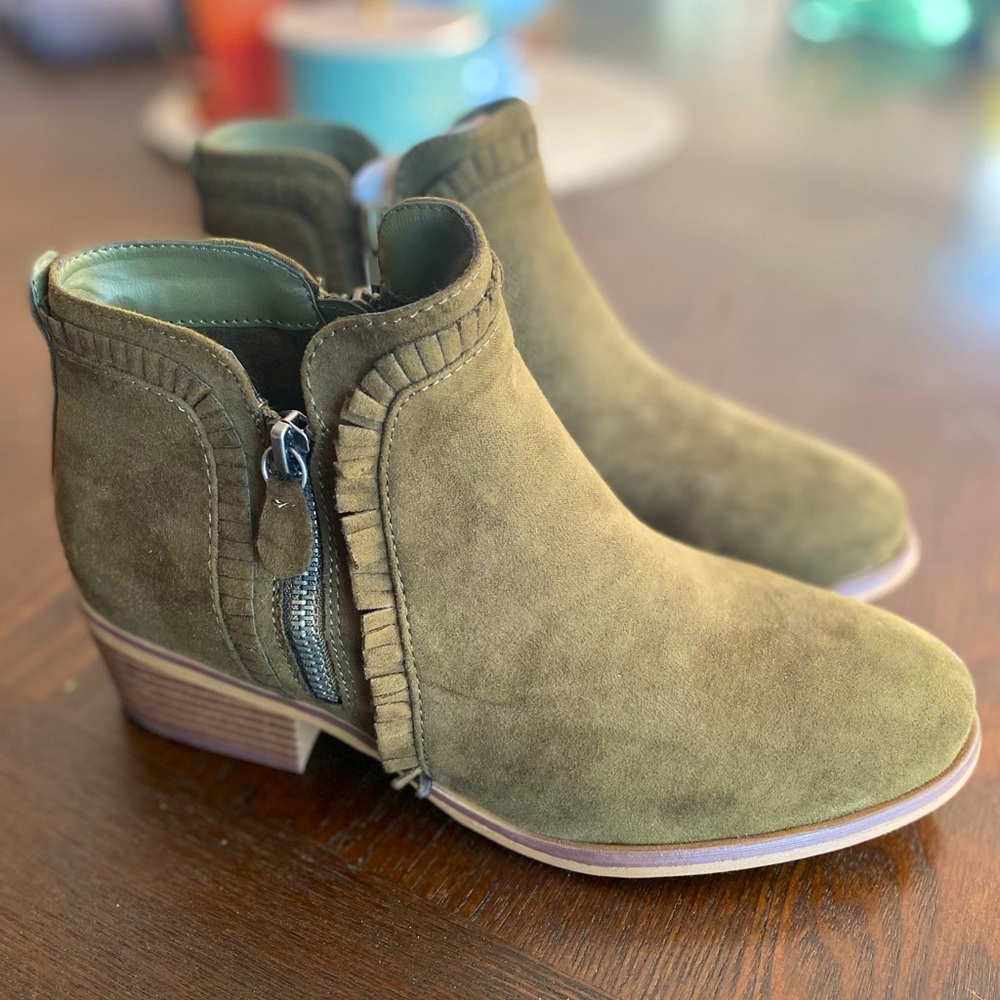 NWOT MIA olive ankle booties